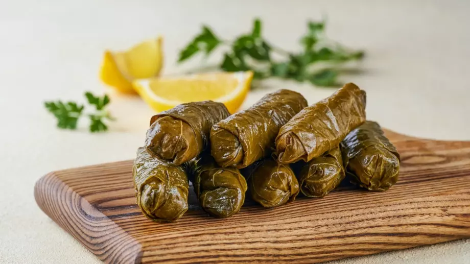 Зелеви сарми със сос