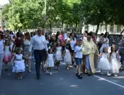 Стотици момиченца участваха в ритуала "Каленица" в Асеновград