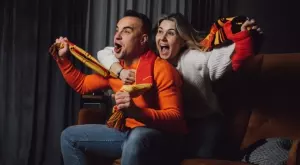 Виц на деня: Двойка гледа мач