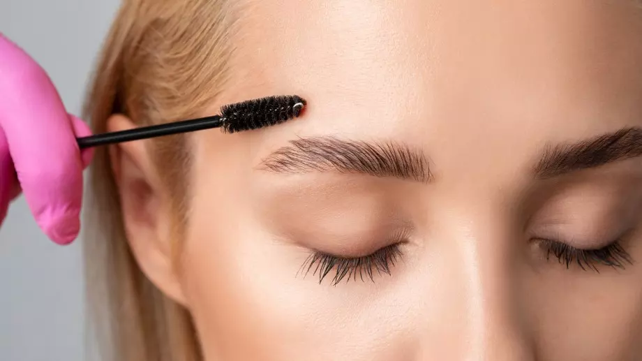 Как да подстригвате веждите си правилно