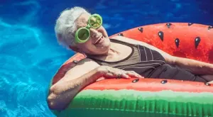 Виц на деня: Три баби отиват на басейн