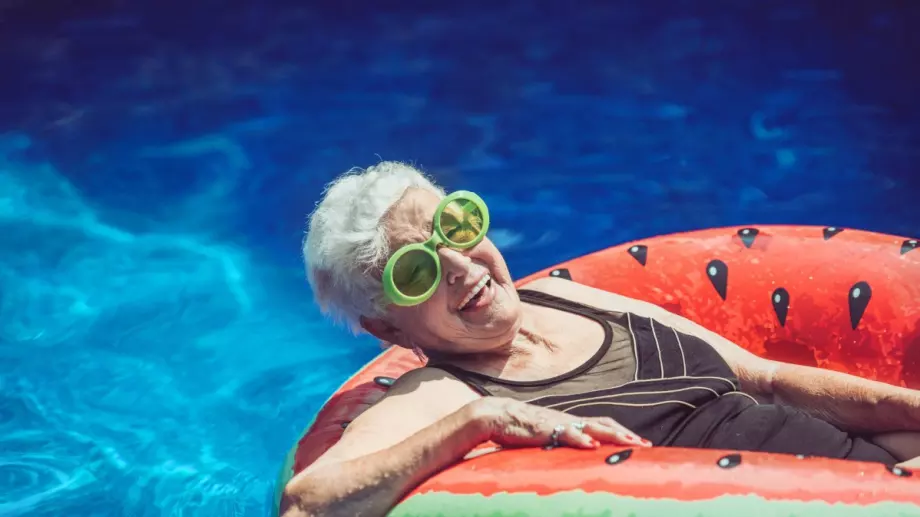 Виц на деня: Бабата и един младеж