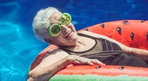 Виц за деня: Бабичка отива на море и търси бански