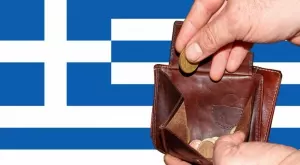 Вдигат минималната заплата в Гърция. Колко е там и колко е у нас?