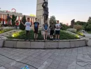Ученици от Плевен почистиха надраскания паметник на Девета пехотна дивизия