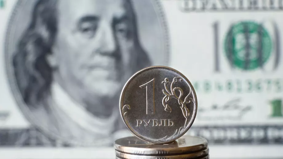 Руската рубла отчете голям спад спрямо долара от почти година 