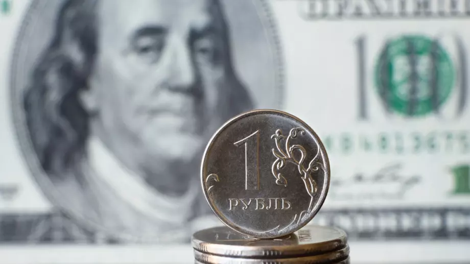 Рублата падна до 14-месечно дъно спрямо долара