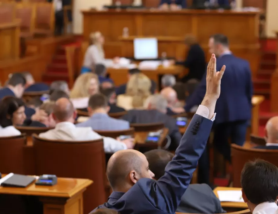 Депутати на БСП отрязаха БСП да се гледа в парламента връщането на хартиените бюлетини