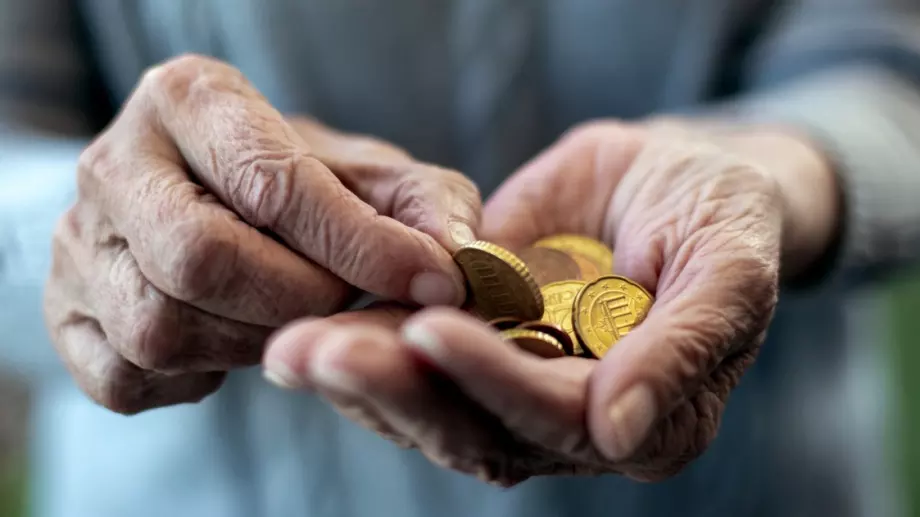 Пенсиите със запор се вдигат. Откога ще ги плащат?