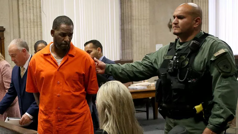 Осъдиха певеца Ар Кели на 30 години затвор