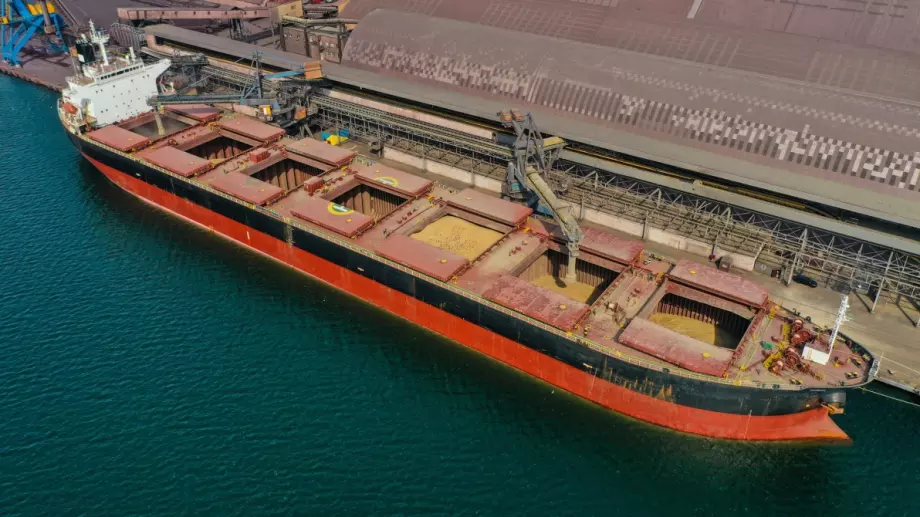 Десетки кораби стоят блокирани в Дунав след руските атаки срещу украински пристанища