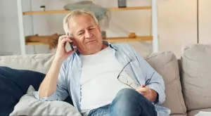 Виц за днес: Баща звъни на домашния телефон