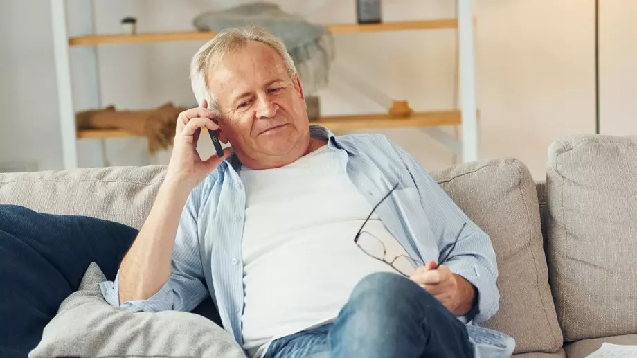 Виц за днес: Баща звъни на домашния телефон