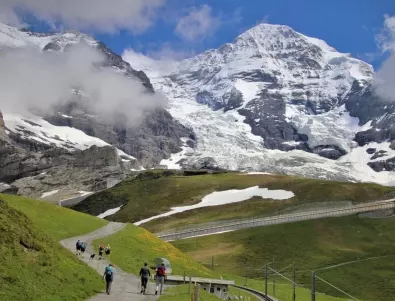Топящ се ледник премества границата между Италия и Швейцария 