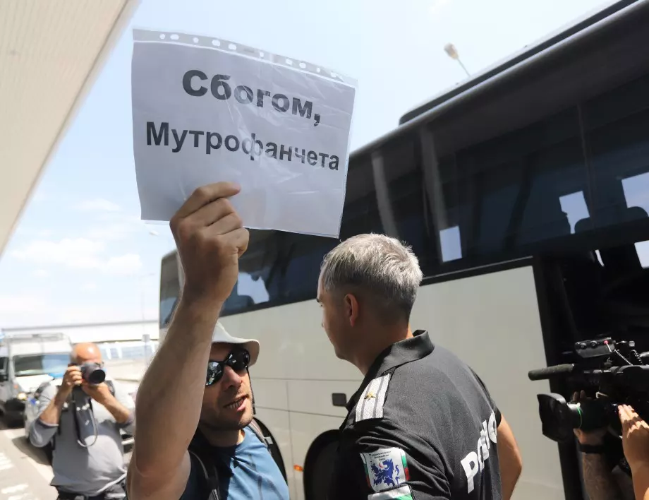 Руски анализ тип хем сърби, хем боли: Можем да затворим посолството, но чакаме смяна на българските управляващи
