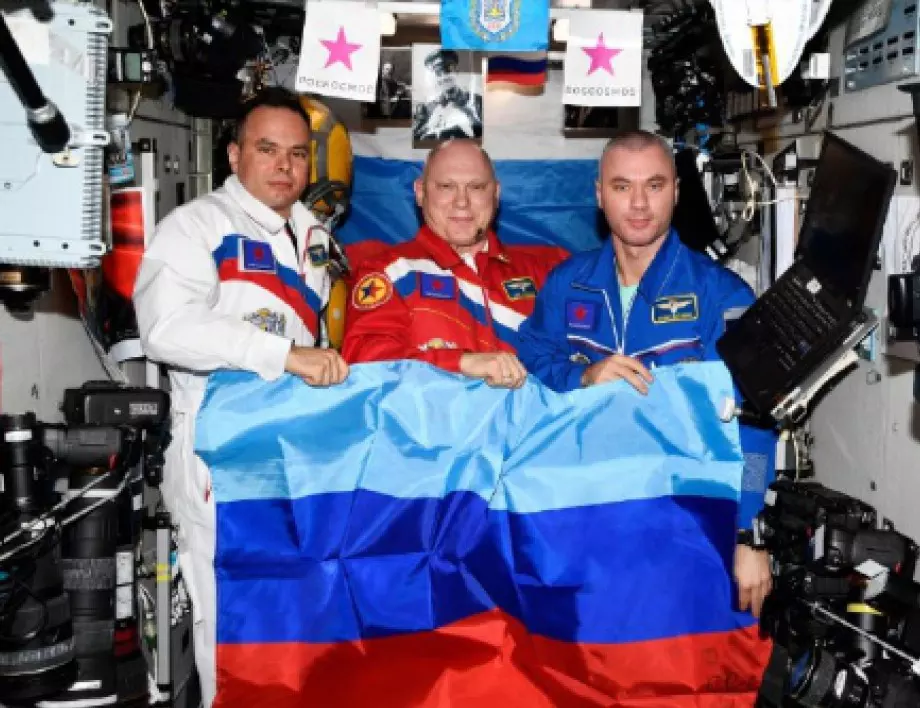 Руските космонавти издигнаха флага на Луганската република на МКС (СНИМКИ)