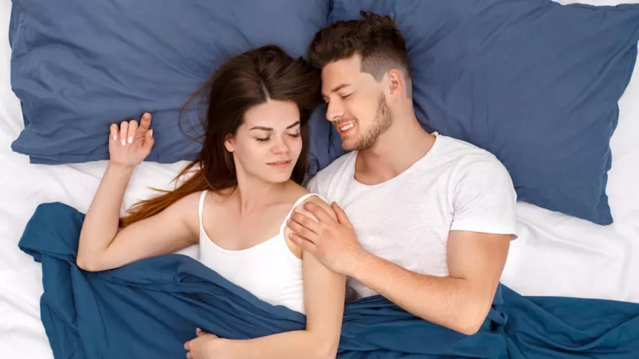 Виц на деня: Мъж не може да заспи и пита жена си