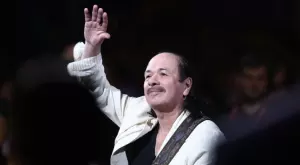 Карлос Сантана е припаднал по време на концерт (ВИДЕО)
