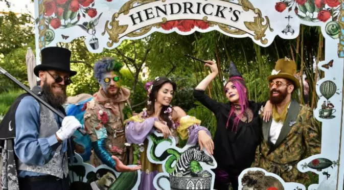 Стотици любители на възхитителен джин се потопиха в „Есенция от любовни любопитности“ по време на необикновено парти