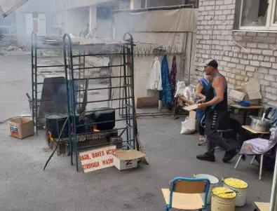 XXI век: Храната за учениците в Мариупол се приготвя направо на улицата