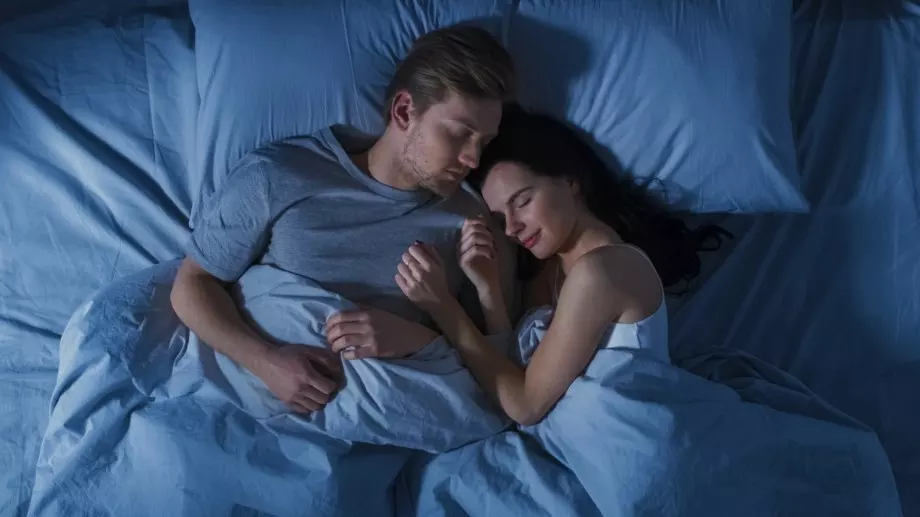 Вечерен виц: Мъж спи при собствената си жена