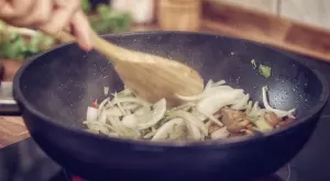 Ако пържите лука по този начин, ястията ви ще са още по-вкусни и ароматни