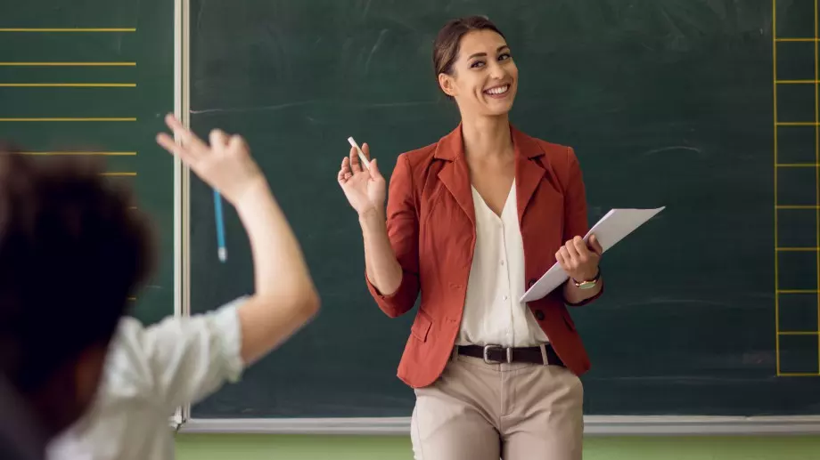 Виц за 5 юни 2023: Учителка по история влиза в час