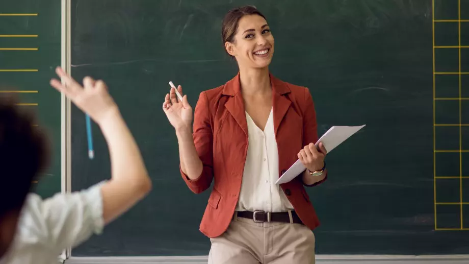 Женски виц за 30 август 2023: Учителка се обажда на ученика