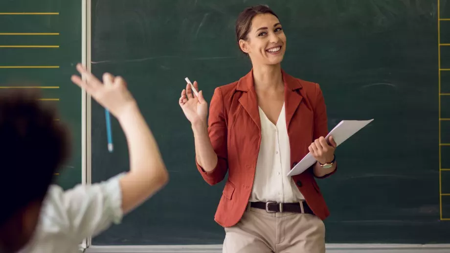 Женски виц за 21 януари 2024: Учителката влиза у час и със строг глас казва...