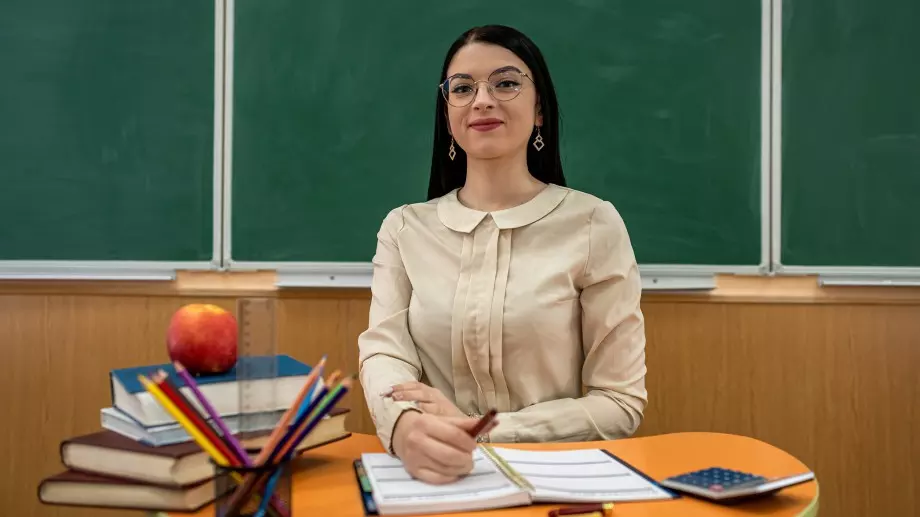 Женски виц за 3 януари 2024: Млада учителка разпитва учениците