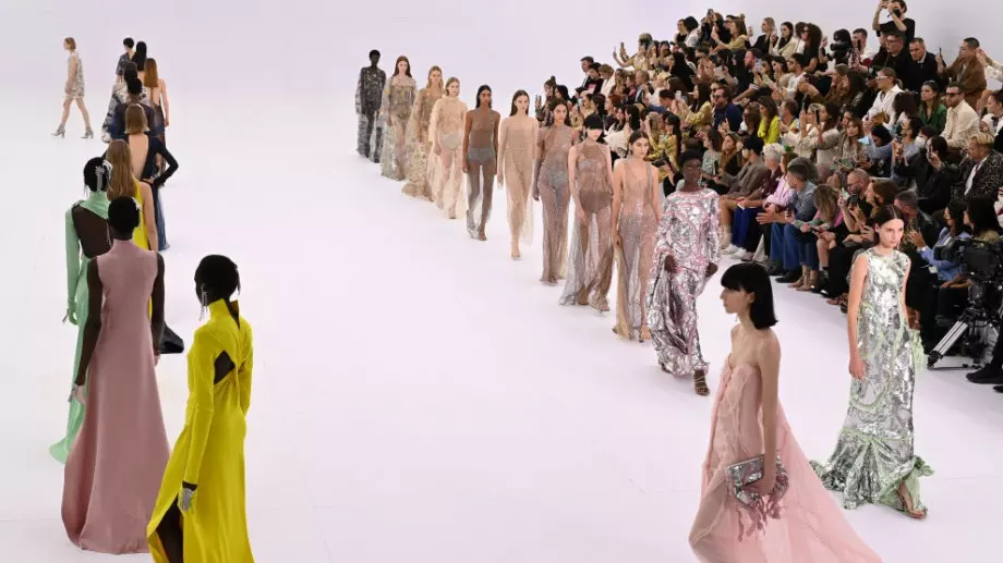 Fendi предлага пътуване с колекция, смесваща култури