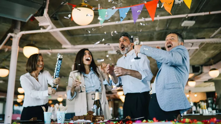 Забавно: Различните зодии на офисното парти