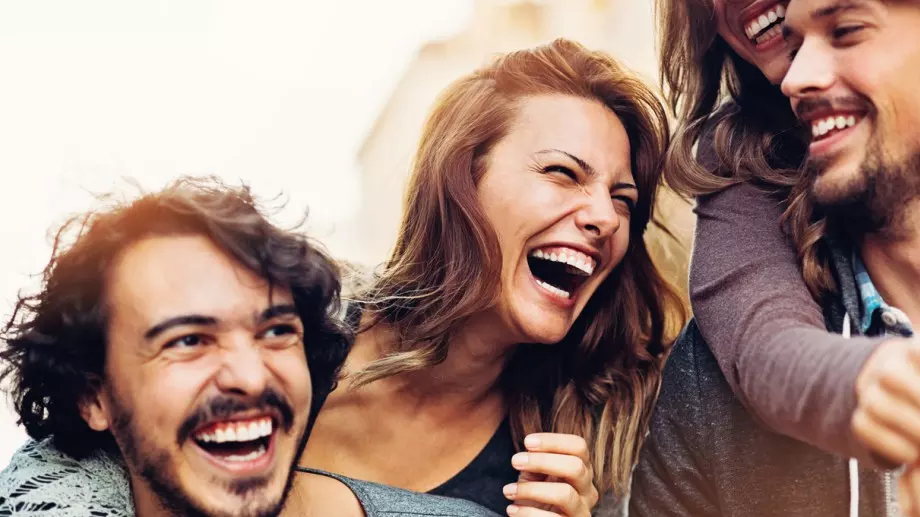 Виц за днес: Мъж си купил говореща стоножка