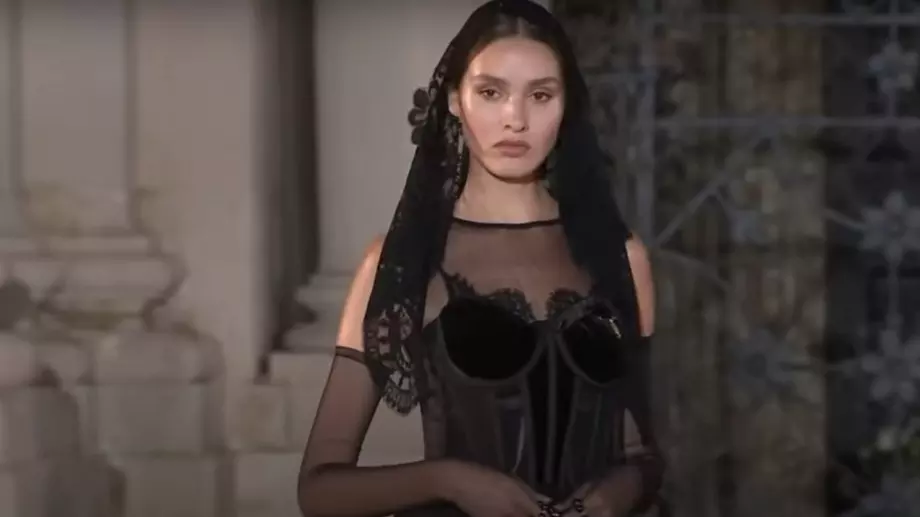 Българка дефилира на ревюто на Dolce & Gabbana  (ВИДЕО)