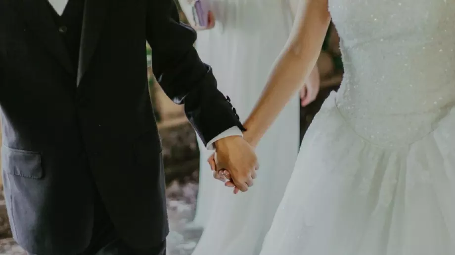 Виц за 22 май 2023: 70-годишен се жени за 20-годишна красавица