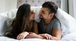 Виц на деня: Мъж хвали любовницата и хули жена си