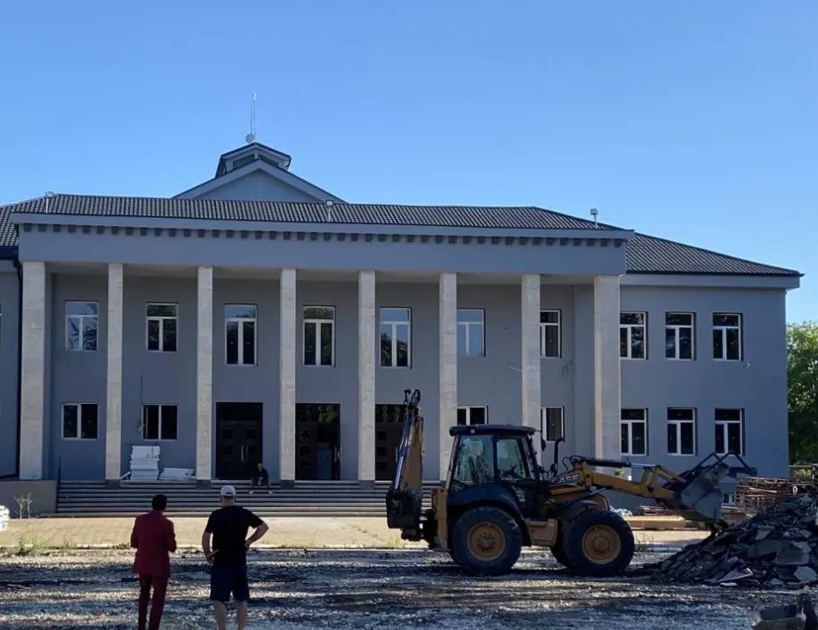 Усилени ремонти се извършват в центъра на Стамболийски