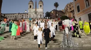 Valentino с ревю, напомнящо историята на модната къща (ВИДЕО)