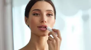 3 бързи начина да постигнете „напомпани“ устни БЕЗ филъри