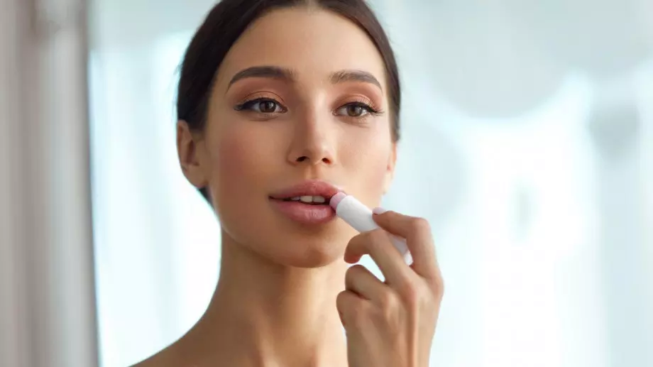 3 бързи начина да постигнете „напомпани“ устни БЕЗ филъри