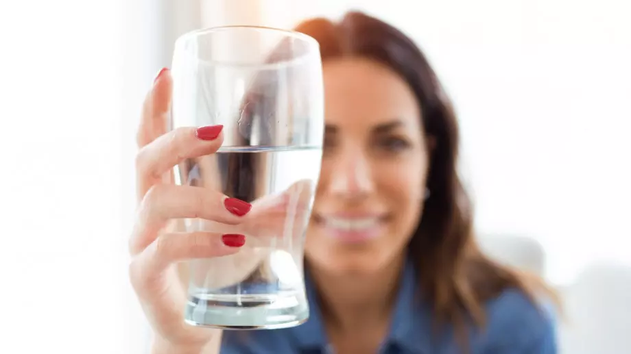 Ето как да си направите лечебна и пречистваща вода