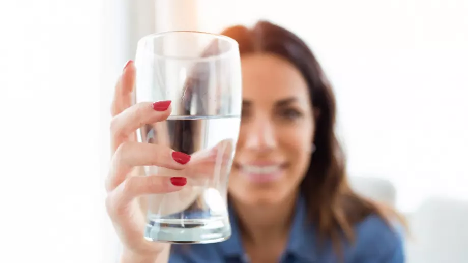 Пийте топла вода и айран в жегите, съветват лекари