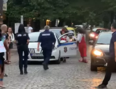 Клоуни се подиграваха и направиха за смях двама полицаи в центъра на София (ВИДЕО)