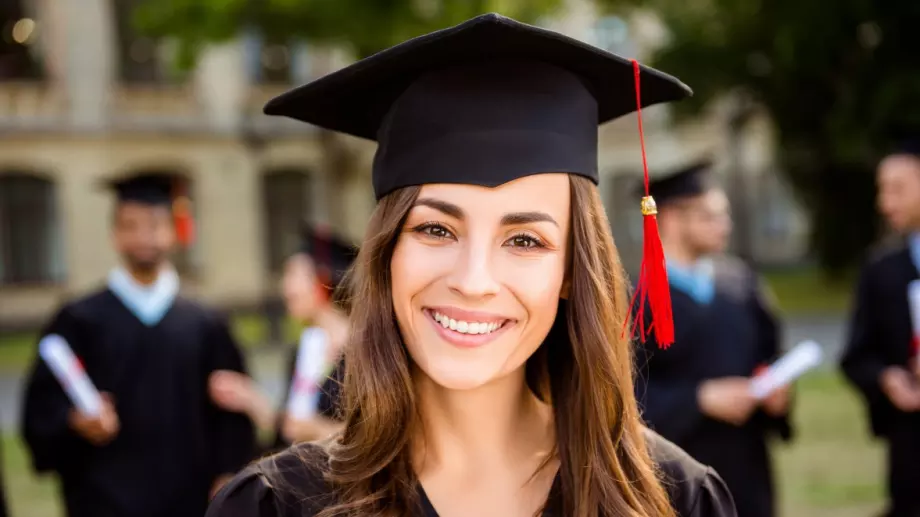 Виц на деня: Красива студентка на изпит по химия