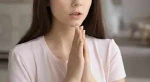 Виц на деня: Жена се моли на отец