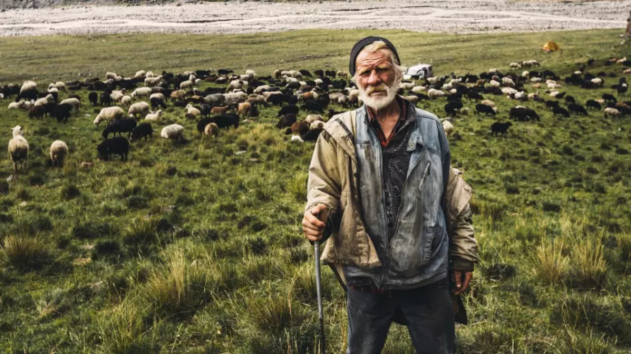 Виц на деня: 80-годишният Бай Геле, баща му и дядо му