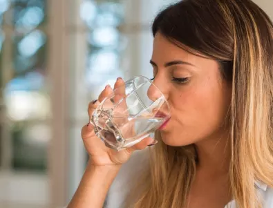 Лекар разкри коя е най-правилната поза за пиене на вода