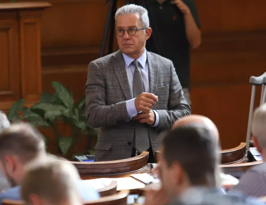 Протестиращи не допуснаха Йордан Цонев в БНТ, включи се в "Панорама" онлайн от дома си