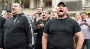 Виц на деня: Две мутри с БМВ спират за банички