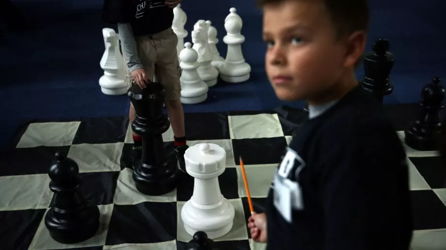 Ужасяващо: Робот счупи пръста на дете на турнир по шахмат (ВИДЕО)